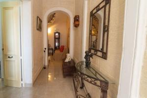 a hallway with a glass table and a mirror at Quaint Studio apartment in Birgu