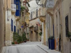 an empty street in an alley with buildings at Quaint Studio apartment in Birgu