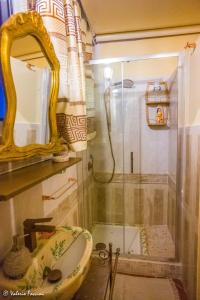 een badkamer met een douche, een wastafel en een spiegel bij HomArt roof roman king in Borghesiana 
