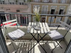 - Balcón con mesa y 2 sillas en Quarto com varanda em Arroios 1, en Lisboa