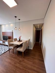 a dining room with a table and chairs at Apartamento familiar no centro em Nova Friburgo in Nova Friburgo
