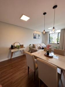 a living room with a table and a couch at Apartamento familiar no centro em Nova Friburgo in Nova Friburgo
