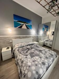 1 dormitorio con 1 cama grande en una habitación en Villa Latino, en Vieste