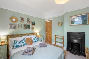 Postel nebo postele na pokoji v ubytování 3-Bedroom Stylish & Spacious Townhouse, Perfect for Groups and Family, Sleeps 6 with Free On-Street Parking Permit, Southsea - WORK CONTRACTORS OFFER AVAILABLE! - by Blue Puffin Stays