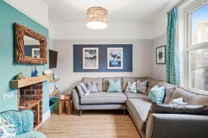 uma sala de estar com um sofá e um espelho em 3 - Bed Spacious Luxury Townhouse, Great for Contractors & Groups l Sleeps 6 with Free Parking - Blue Puffin Stays em Portsmouth