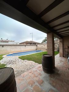 Elle offre une vue sur une terrasse avec une piscine. dans l'établissement La Flor del Granado, à Torrijos