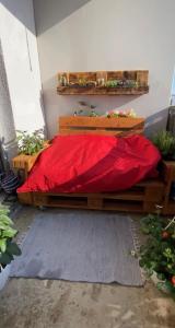 Un pat sau paturi într-o cameră la Schöne Wohnung 5 Minuten von München Messe.