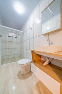 A bathroom at 022 - Lindo Residencial com Piscina e Jacuzzi em Bombas