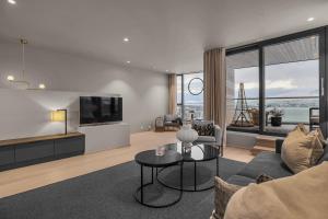 uma sala de estar com um sofá e uma televisão em Villa Aurora View em Tromsø