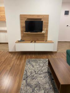 TV i/ili multimedijalni sistem u objektu Happy Apartment