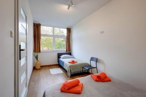 Posteľ alebo postele v izbe v ubytovaní Poddąbek Comfort I Apartamenty z tarasem na dachu, ogródkiem, basenem zewnętrznym i wewnętrznym, salą zabaw i animacjami
