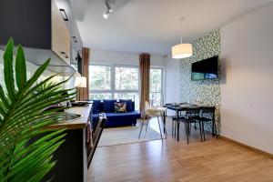 Televízia a/alebo spoločenská miestnosť v ubytovaní Poddąbek Comfort I Apartamenty z tarasem na dachu, ogródkiem, basenem zewnętrznym i wewnętrznym, salą zabaw i animacjami
