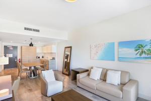 un soggiorno con un divano e un tavolo di CH Luxury Condos & Studios On The Beach a Hollywood Altre 36 foto