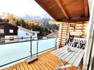 a balcony with a view of the mountains at Apartment Baumblick mit Whirlpool in Medraz
