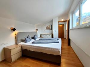 1 dormitorio con 1 cama grande con almohadas azules en Apartment Baumblick, en Medraz