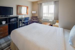 Postel nebo postele na pokoji v ubytování Fairfield Inn & Suites by Marriott Airdrie