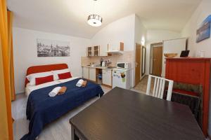 1 dormitorio con cama, mesa y cocina en Riverside Apartment, en Praga