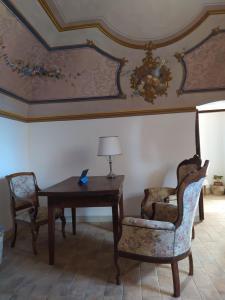 Camarda的住宿－Locanda di Posta，一间带桌子和两把椅子的用餐室