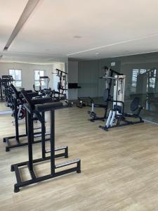 a gym with several treadmills and exercise bikes at Apartamento mobiliado a 500m do Goiânia Shopping in Goiânia