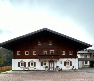 a large white building with a large roof at Appartements Zahnleiten in Untertauern