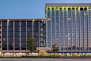 un gran edificio de oficinas con muchas ventanas en SpringHill Suites by Marriott Chicago O'Hare, en Rosemont