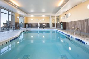 una gran piscina en una habitación de hotel en Fairfield Inn & Suites by Marriott Burlington en Burlington
