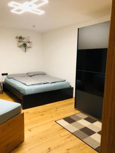 1 dormitorio con 1 cama y TV en Ferienwohnung Talblick en Fulpmes