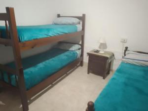 Tempat tidur susun dalam kamar di Trinidad Hostal