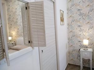 uma casa de banho com uma janela e uma porta branca em B&B da Ary Colorful Rooms em Nápoles