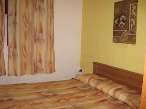 una camera con letto e pavimento in legno di Azienda Agricola Gentile - la casa degli ulivi a Vieste