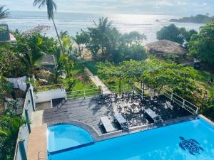 uma vista aérea de um resort com uma piscina em BeachMirissa Hotel em Mirissa