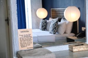 riflessione di una camera con divano in uno specchio di BeachMirissa Hotel a Mirissa