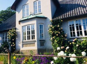 uma casa com flores em frente em Nordsoe Housing-Rørby Kalundborg em Kalundborg