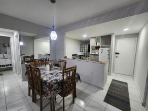 - une cuisine et une salle à manger avec une table et des chaises dans l'établissement Costa do Sol, à Praia Grande
