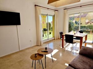 Et tv og/eller underholdning på Ground floor Apt in Atalaya