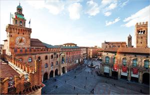 - une vue sur une ville avec une tour de l'horloge dans l'établissement Civico 14 a Bologna, à Castel Maggiore