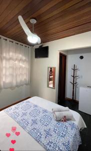 a bedroom with a bed with two hearts on it at Recanto da Bruna in Abraão