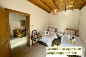 Llit o llits en una habitació de Casa Delicosta- 2 Flat Country house with garden, 15 min from Trikala