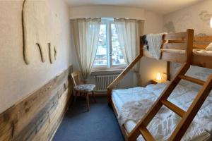 - une chambre avec 2 lits superposés et une fenêtre dans l'établissement Best views and location in Leukerbad!, à Loèche-les-Bains