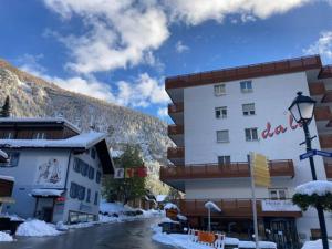 un hotel en las montañas con nieve en el suelo en Best location in Leukerbad!, en Leukerbad