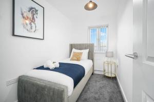 a bedroom with a large bed and a bathroom at Contractors & Families Delight - Spacious 3-Bed Accommodation Sleeps 7, Snooker Table, Smart TV, Netflix, Parking, Derby City Centre in Derby