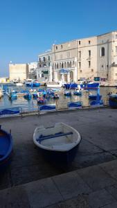 un groupe de bateaux est amarré dans un port dans l'établissement Il Nido al Castello, à Monopoli