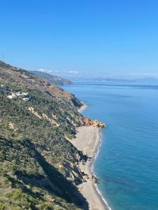 una vista aérea de la playa y del océano en Azur en Oued Laou