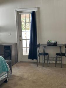 Susan’s Place في دلتونا: غرفة مع طاولة وكراسي ونافذة