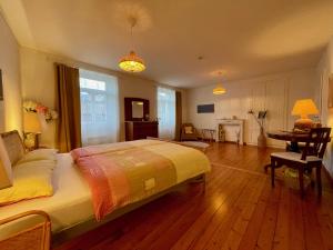 1912 - Wooden Room - old town في لوكارنو: غرفة نوم بسرير كبير وارضية خشبية
