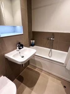 a bathroom with a sink and a bath tub at Lakeside LUX bedroom with parking, M4 Jct 11, next to train station in Reading