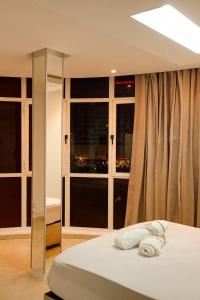 1 dormitorio con cama y ventana grande en Amazing Appartement au centre ville en face HILTON & Gare Train de TGV de TANGER, en Tánger