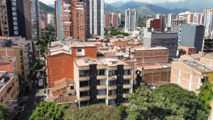 an aerial view of a city with tall buildings at Elegante apartamento: Sabaneta Central in Sabaneta