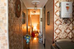 a hallway leading to a living room with a vase of flowers at Elegante apartamento: Sabaneta Central in Sabaneta