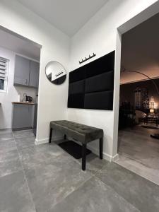 salon z ławką i telewizorem w obiekcie New Classic Górne w mieście Piła